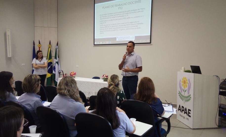 Reunião com APAES Reunião com direção das APAEs.